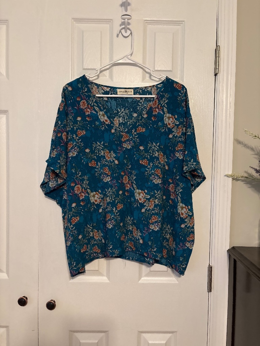 Natural life short sleeved V-neck top. M.